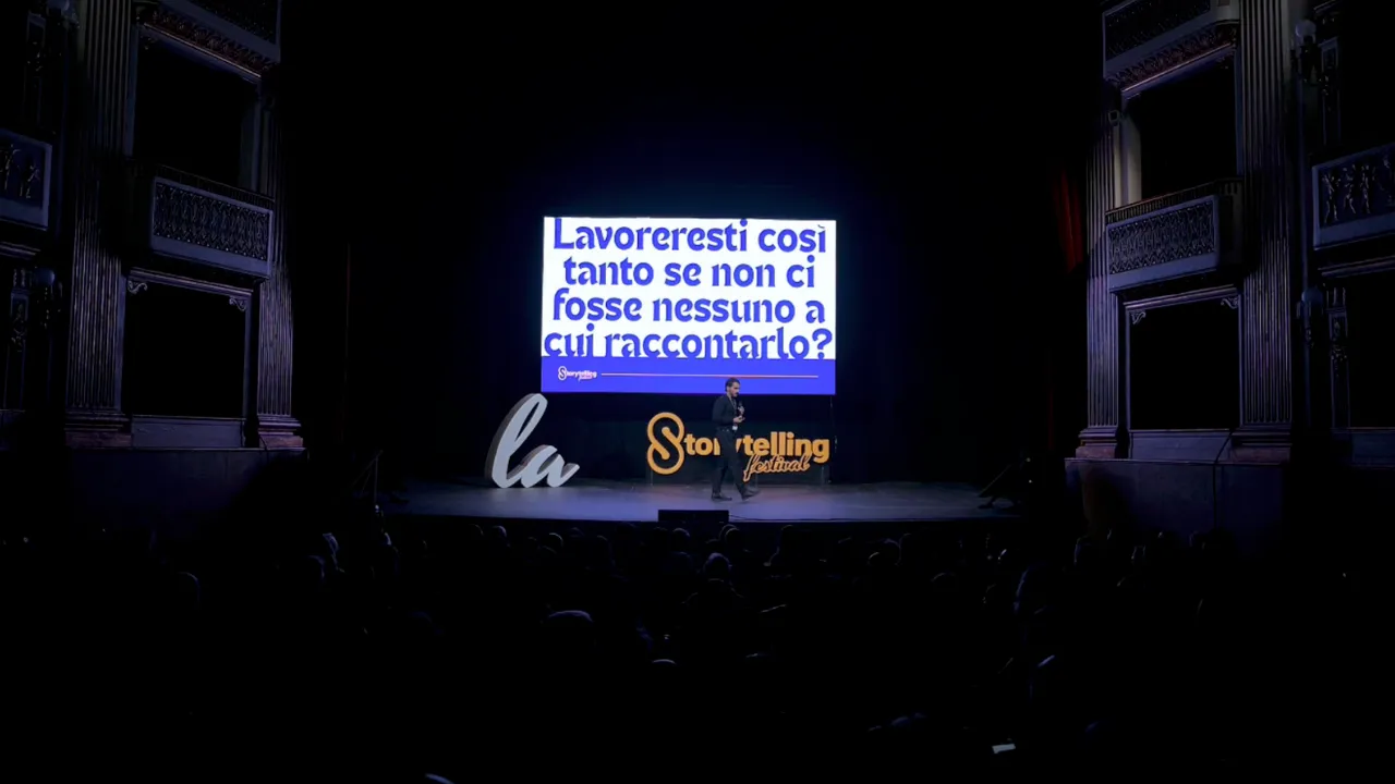 Luigi Nigro sul palco dello Storytelling Festival con la domanda: lavoreresti così tanto se nessuno ti chiedesse di raccontarlo?