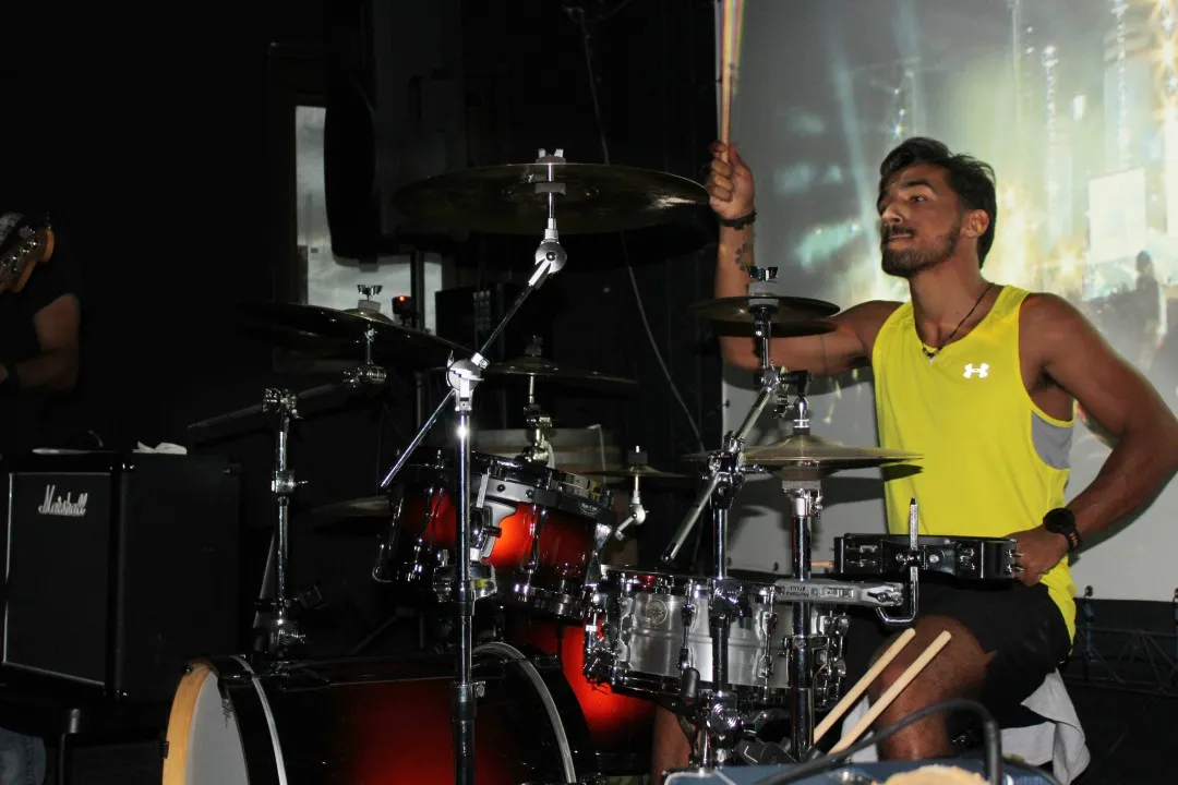 Ragazzo che suona la batteria su un palco