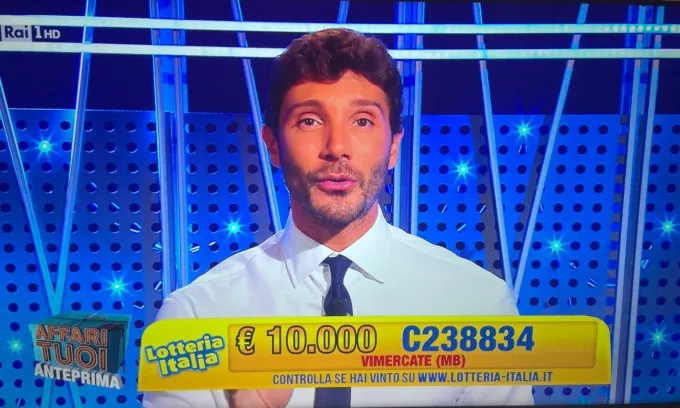Conduttore televisivo durante l'estrazione della Lotteria Italia