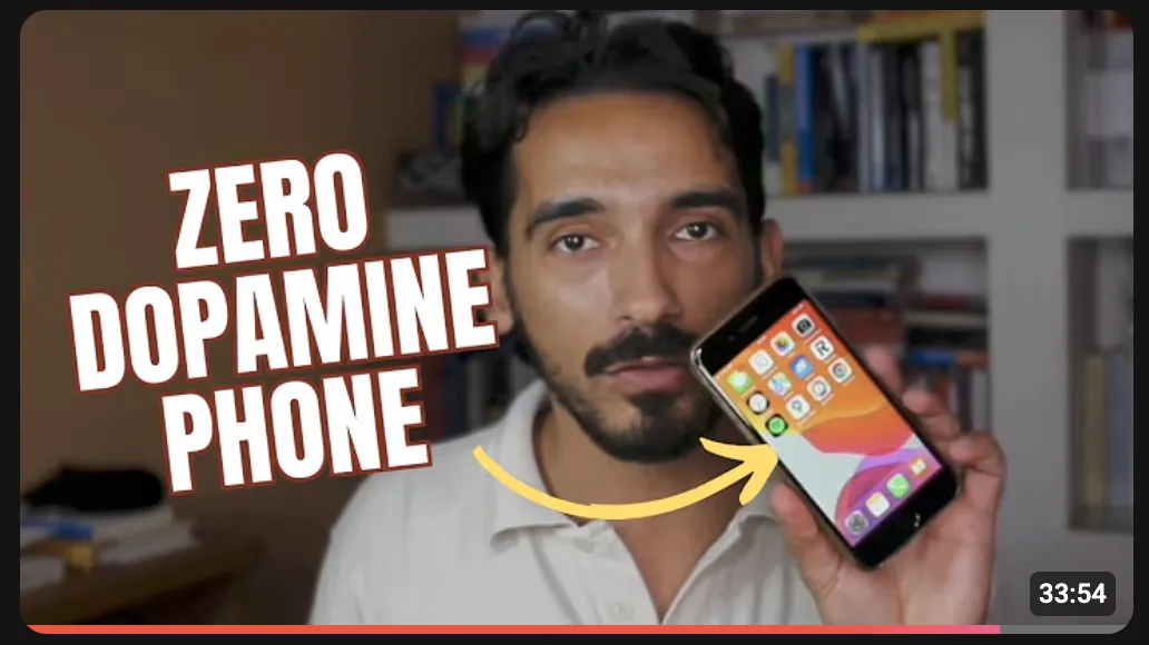 Copertina del video Zero dopamine phone con un ragazzo che mostra lo smartphone